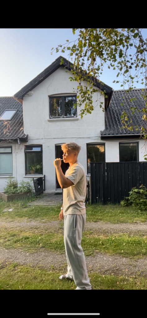 Niels børster tænder som en del af morgenrutinen