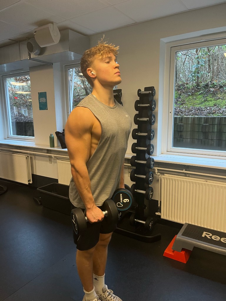 Niels Wahlberg træner med håndvægte